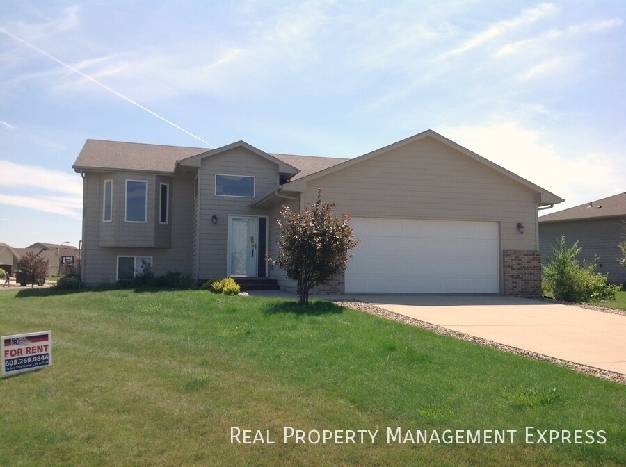 5901 S Mandy Ave in Sioux Falls, SD - Building Photo