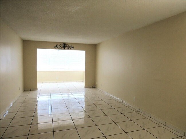 6700 Cypress Rd in Plantation, FL - Building Photo - Building Photo