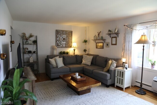 565 Grove St in Clifton, NJ - Building Photo - Building Photo