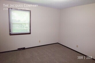 2134 S Wellington Ave in Springfield, MO - Building Photo - Building Photo