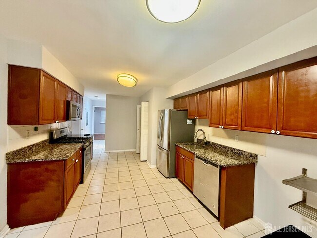 1404 Edison Glen Terrace in Edison, NJ - Building Photo - Building Photo