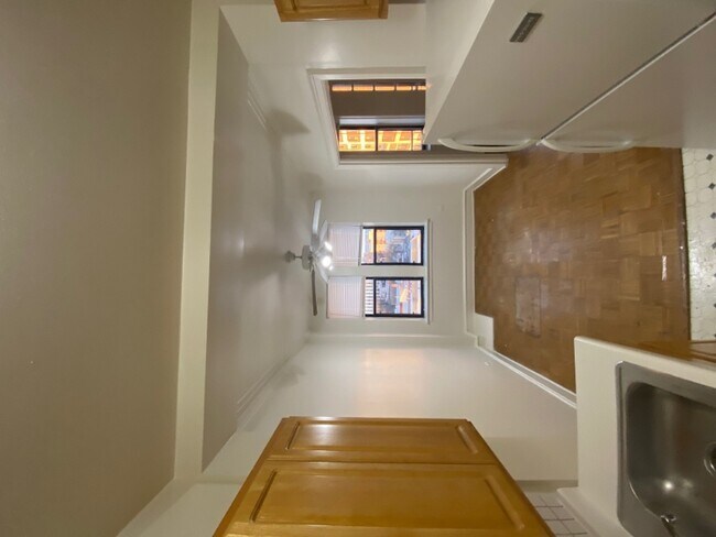 1263 W Pratt in Chicago, IL - Building Photo - Building Photo