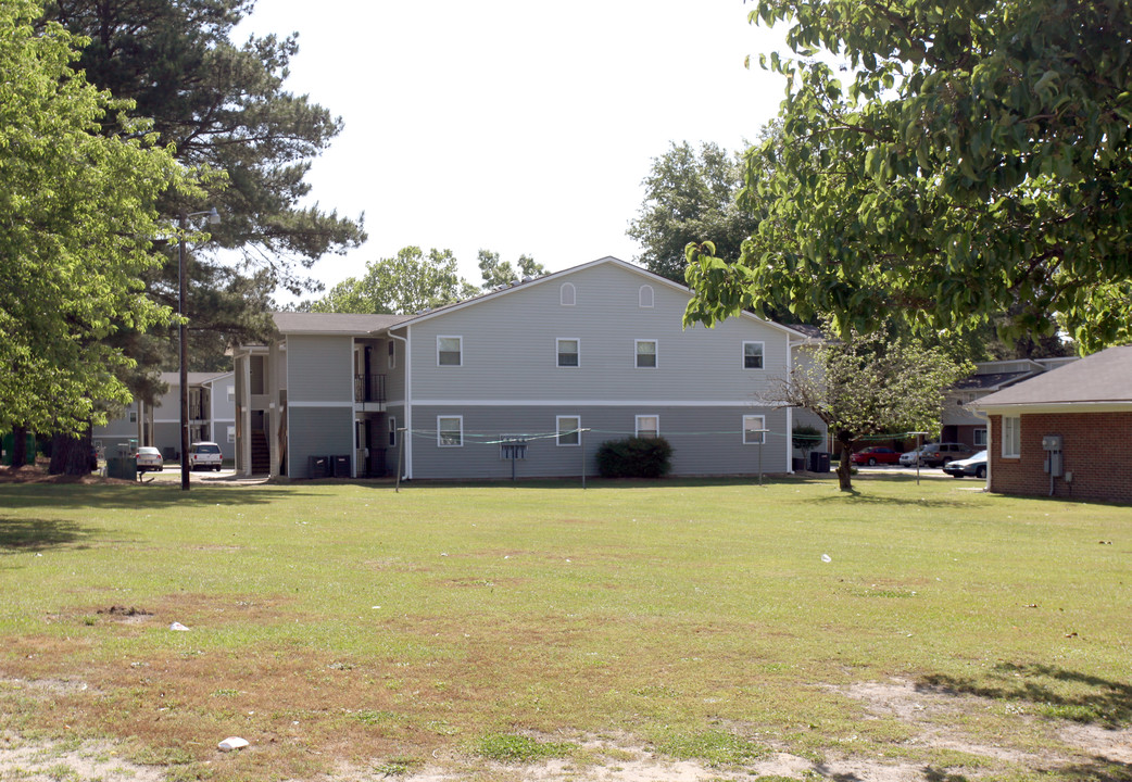 Meadow Woods Apartments in Fairmont, NC - Building Photo