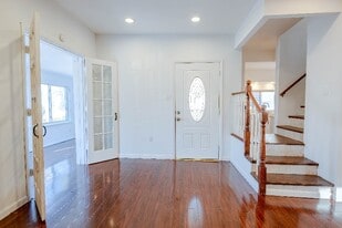 301 McLean St in Dupont, PA - Building Photo