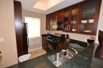 230 E Flamingo Rd in Las Vegas, NV - Foto de edificio - Building Photo