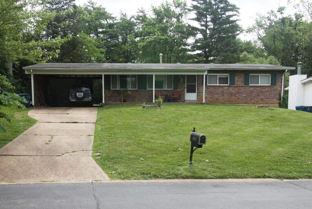 848 Mary Meadows Ln in Creve Coeur, MO - Building Photo
