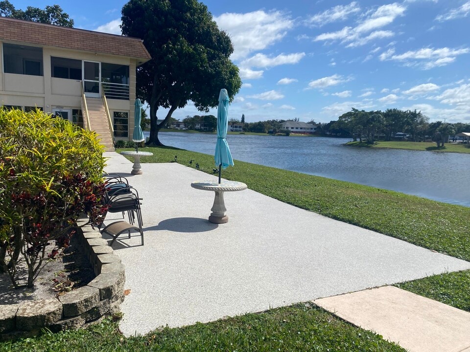189 Stratford N in West Palm Beach, FL - Building Photo