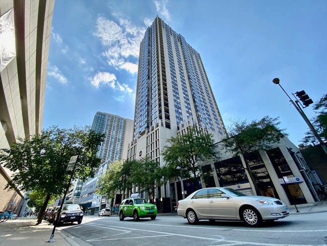 property at 1122 N Clark St