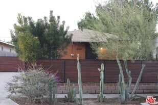 2341 Meadowvale Ave in Los Angeles, CA - Building Photo