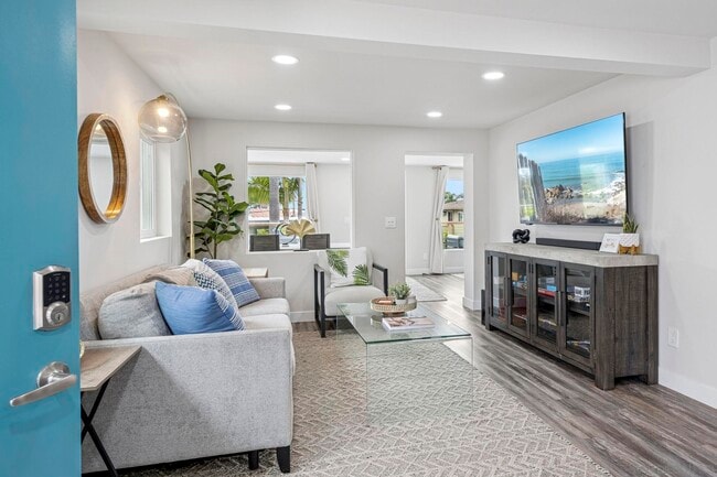 215 N Granados Ave in Solana Beach, CA - Building Photo - Building Photo