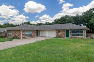 1704 Kynette Dr in Euless, TX - Building Photo