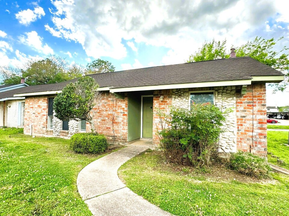 6939 Chasewood Dr in Missouri City, TX - Building Photo
