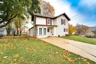 208 S 7th St in Stoughton, WI - Building Photo
