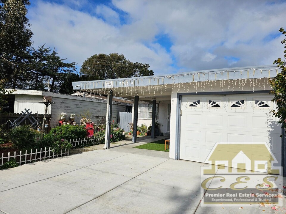 2701 Bush Ave in Richmond, CA - Building Photo