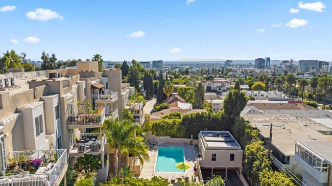 2222 N Beachwood Dr, Unit 412 in Los Angeles, CA - Building Photo - Building Photo