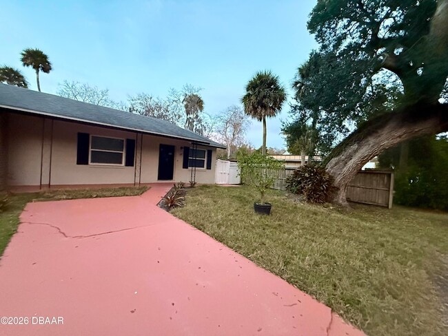 139 Highland Ave in Edgewater, FL - Foto de edificio - Building Photo