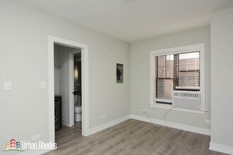 421 W Belden Ave, Unit M04B in Chicago, IL - Foto de edificio - Building Photo