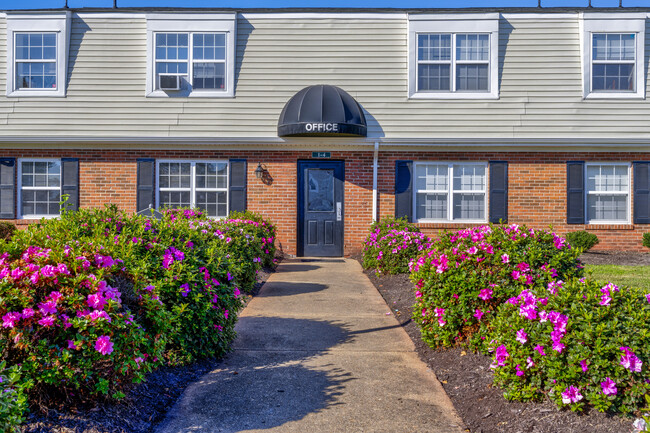 Hampton Creek Apartments in Hampton, VA - Building Photo - Building Photo