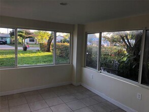 1571 NE 176th St in North Miami Beach, FL - Building Photo - Building Photo