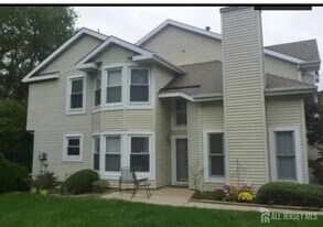 111 Lloyd Ct in East Brunswick, NJ - Building Photo