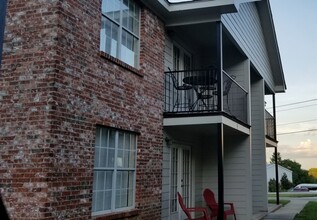 The Drake at Oak Grove Apartments in Hattiesburg, MS - Building Photo - Building Photo