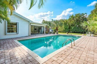 325 Inlet Way in West Palm Beach, FL - Building Photo - Building Photo