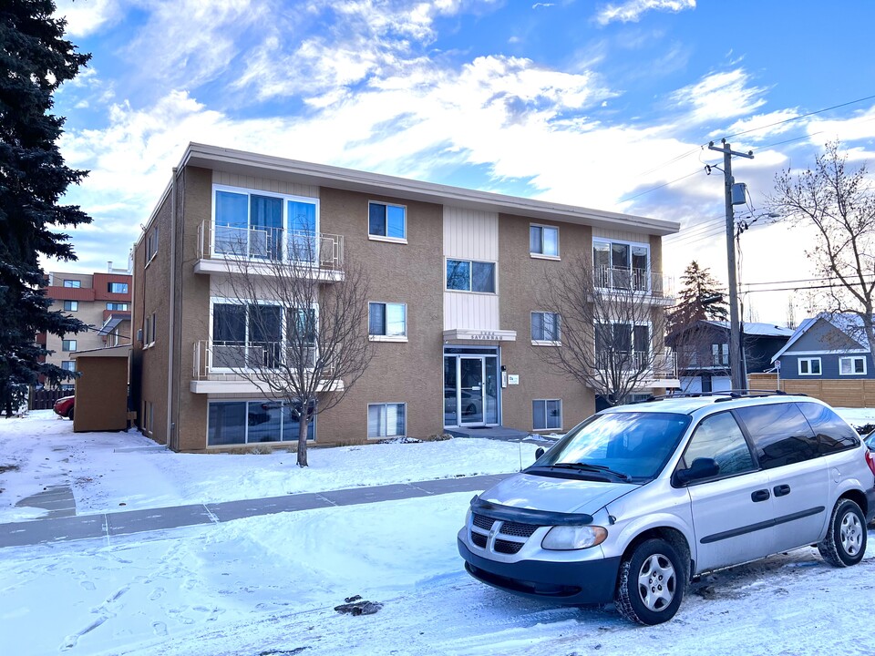 1404 1 St NW in Calgary, AB - Building Photo