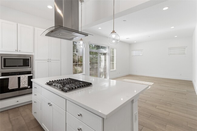 7702 Westside Villas Ln