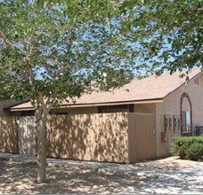 Casa Meadows Apartments in Adelanto, CA - Foto de edificio - Building Photo