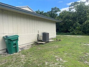 819 King Orange Dr in Fort Pierce, FL - Foto de edificio - Building Photo