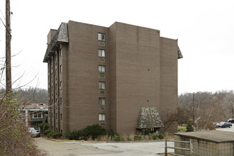 Della Plaza in North Versailles, PA - Foto de edificio - Building Photo