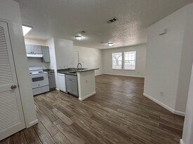 100 Kazmira Ct in Niceville, FL - Building Photo