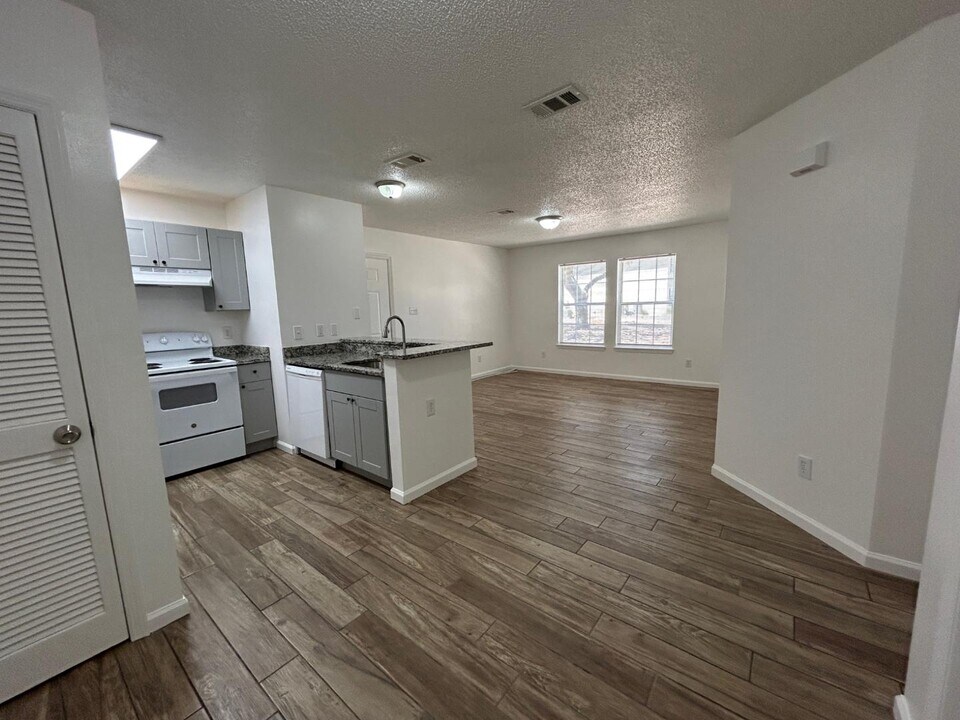 100 Kazmira Ct in Niceville, FL - Building Photo