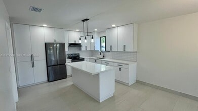 800 Jann Ave in Opa Locka, FL - Building Photo - Building Photo