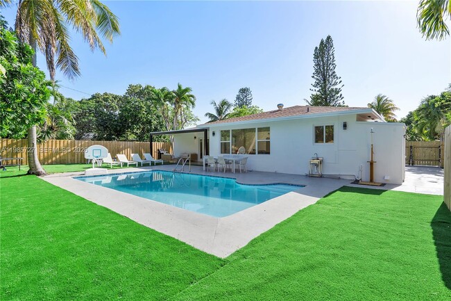 10801 Peachtree Dr in Miami, FL - Building Photo - Building Photo