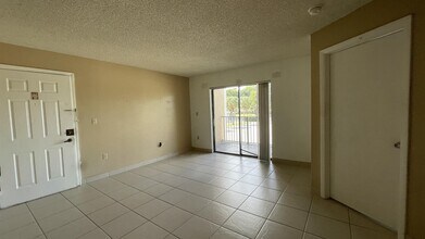 250 Palm Cir W in Pembroke Pines, FL - Foto de edificio - Building Photo