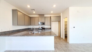 10001 Alpine Gold Wy in Sacramento, CA - Building Photo - Building Photo