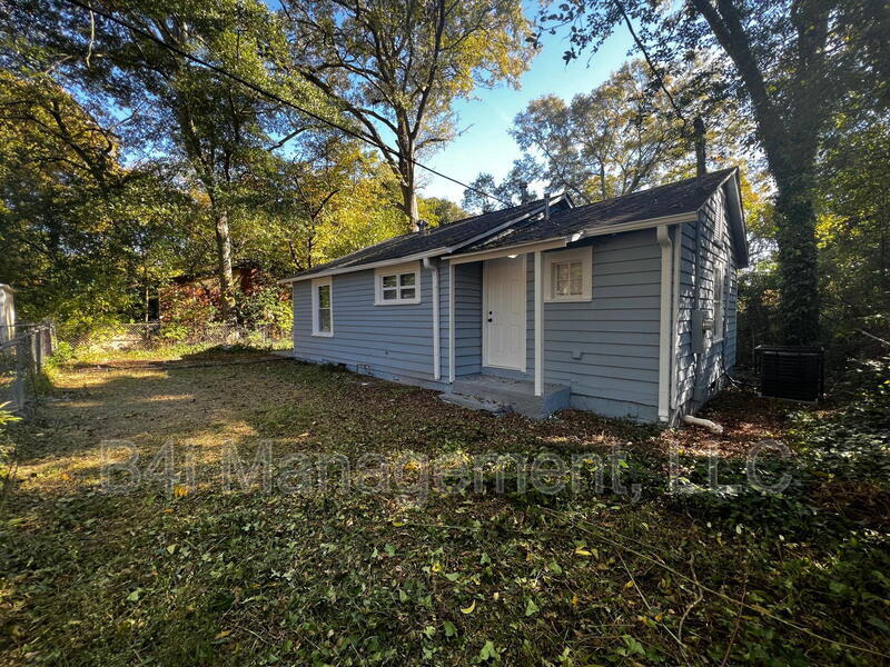 1334 W Poplar St in Griffin, GA - Building Photo