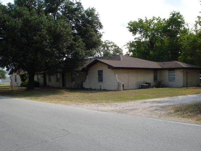 820 Bains St in Brookshire, TX - Foto de edificio - Building Photo