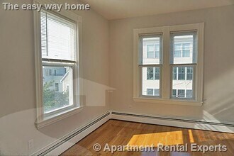 2 Ivaloo St, Unit #6-B in Somerville, MA - Foto de edificio - Building Photo