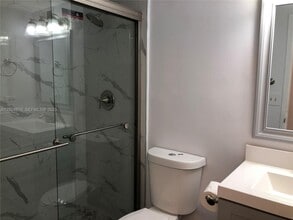 905 Brickell Bay Dr in Miami, FL - Building Photo - Building Photo