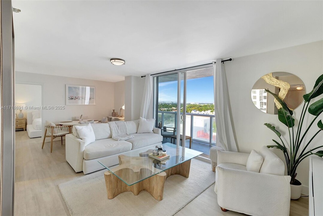 2457 Collins Ave, Unit 1402 in Miami Beach, FL - Building Photo