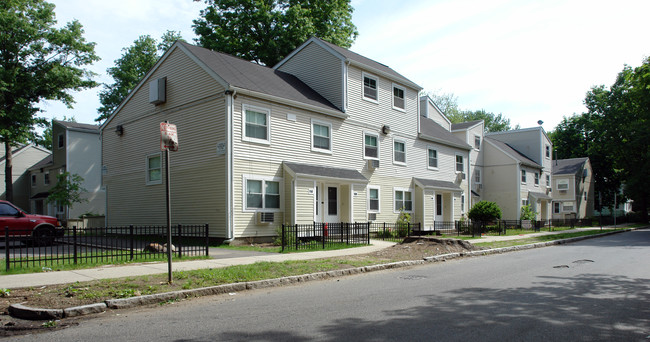 Pynchon & Edgewater Apartments in Springfield, MA - Building Photo - Building Photo