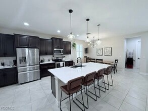 2852 Royal Gardens Ave in Ft. Myers, FL - Building Photo - Building Photo