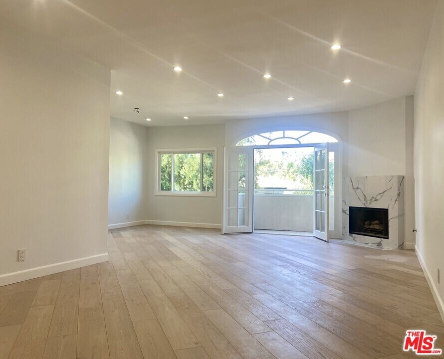 120 N Swall Dr in Los Angeles, CA - Building Photo