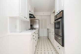 8149 Blackburn Ave in Los Angeles, CA - Building Photo - Building Photo