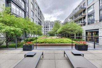 329 Notre Dame Rue E in Montréal, QC - Building Photo - Building Photo