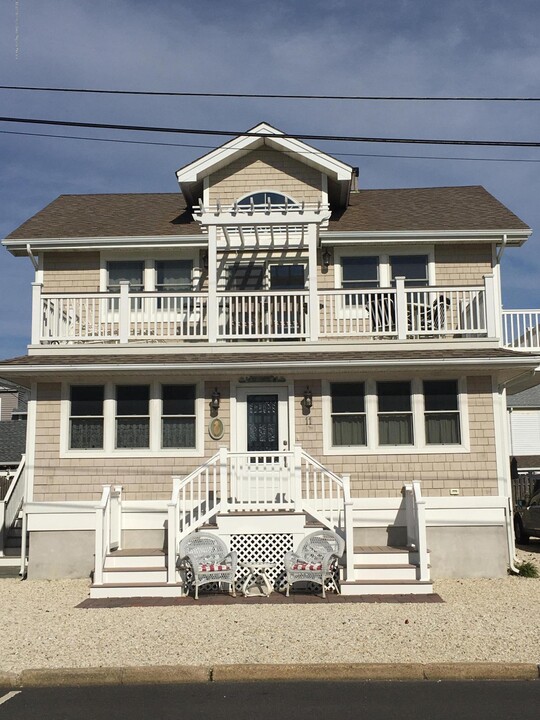 11 Dover Ave in Lavallette, NJ - Building Photo