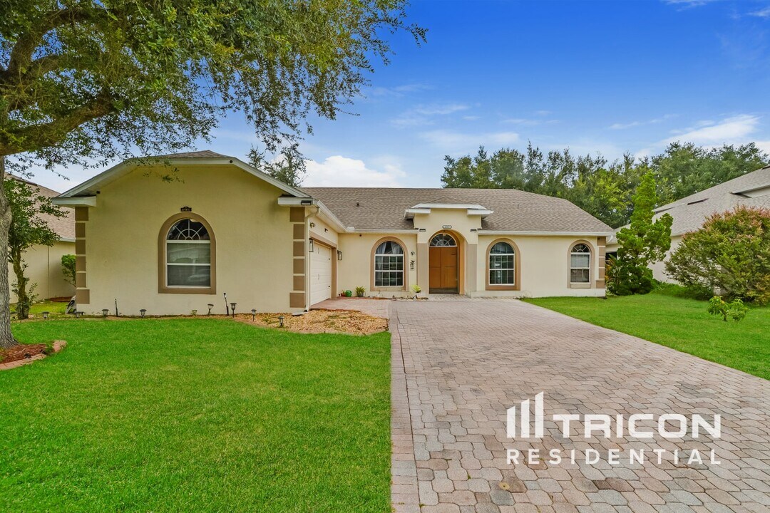 4907 Cape Hatteras Dr in Clermont, FL - Foto de edificio