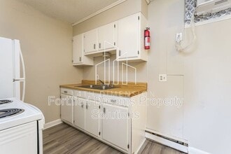 4368 Ogburn Ave, Unit Unit 8 in Winston-Salem, NC - Foto de edificio - Building Photo